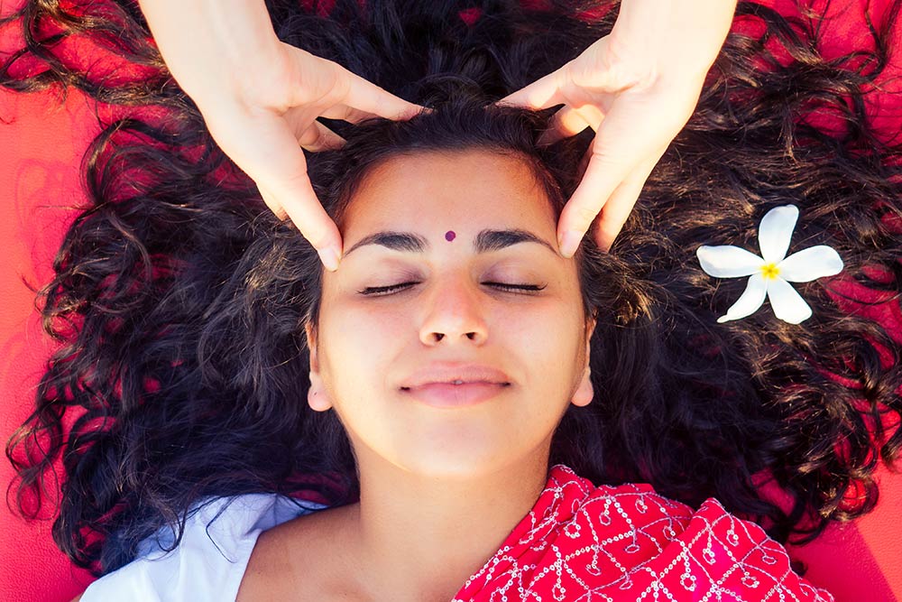 7 increíbles beneficios del masaje indio de cabeza