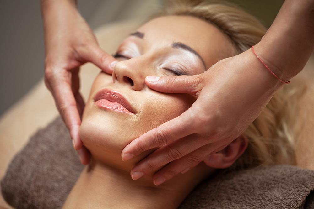 Masajes faciales: Descubre los secretos para una piel radiante y sin arrugas