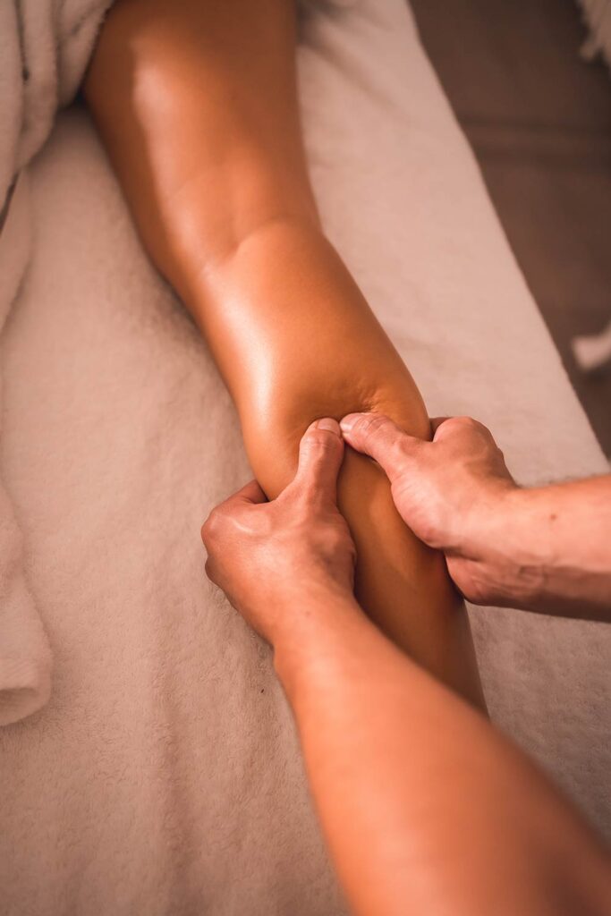 Cómo reducir el dolor de la pierna del músculo de la pantorrilla con masajes