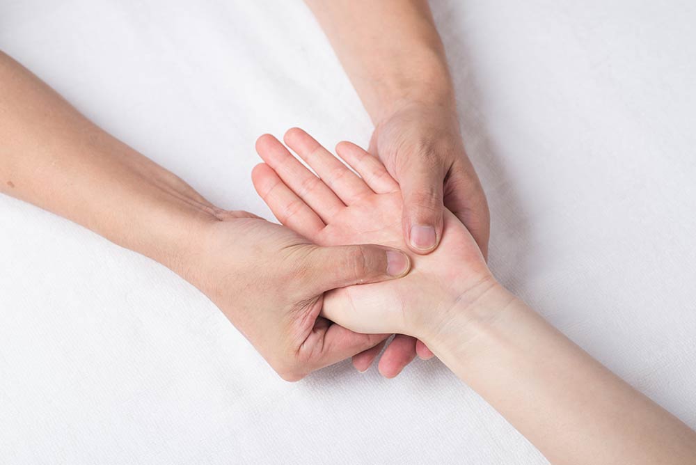 Date un masaje de manos con reflexología