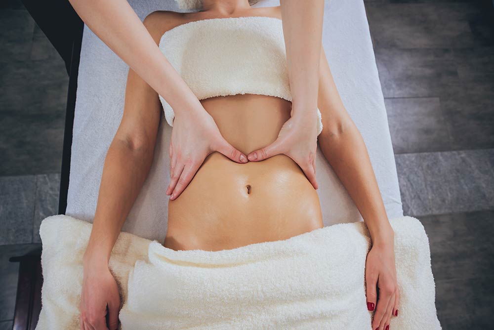 ¿Cómo puede el masaje estimular la digestión?