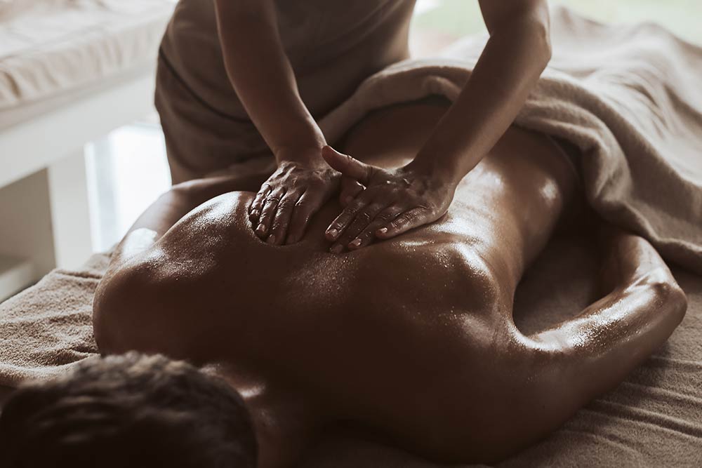 Beneficios de la terapia de masaje de tejido profundo para la masa muscular dañada
